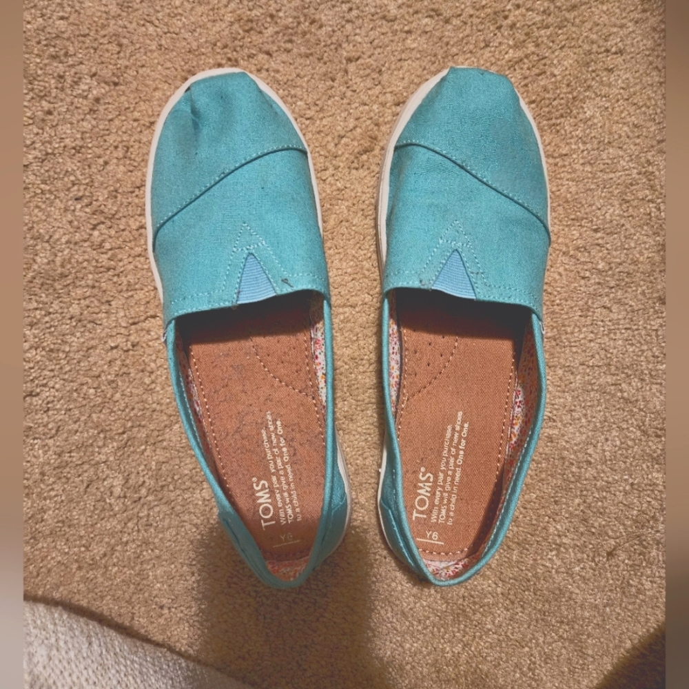 Tom's Canvas Sneaker. Size Y6, fits women 8.